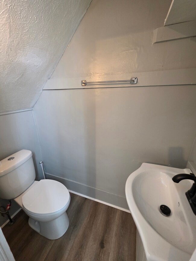 Building Photo - 129 W Perry St