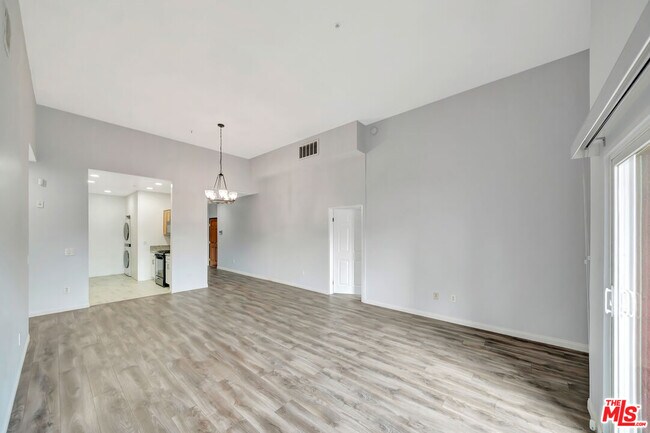 Building Photo - 11124 Burbank Blvd