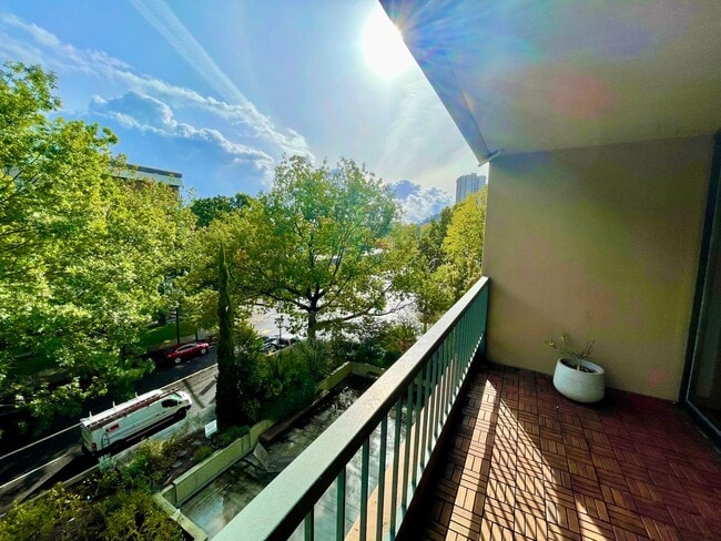 Building Photo - Modern 2-Bed, 2-Bath Downtown Condo with P...