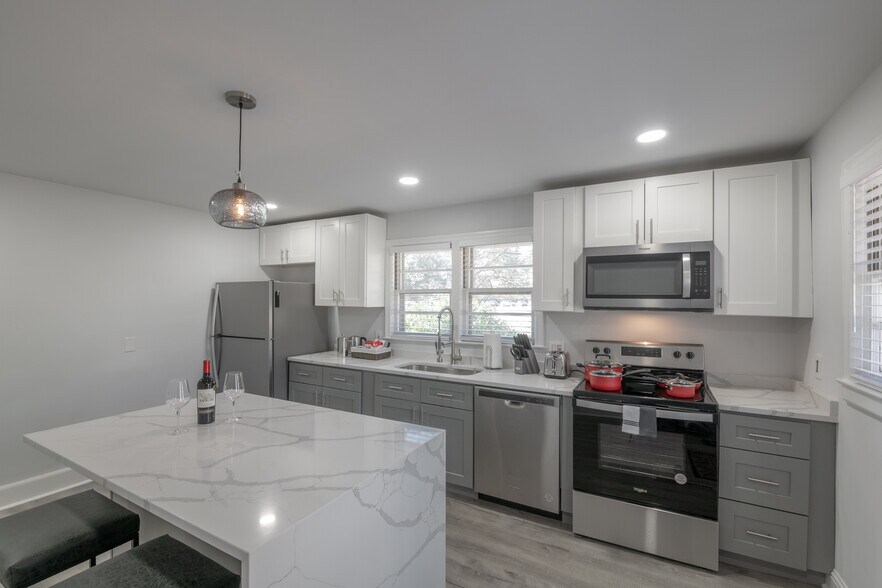 Building Photo - 633 Morreene Rd