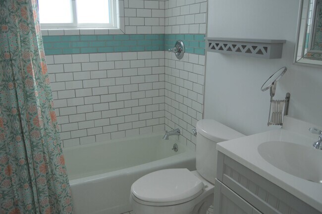 Building Photo - West Asheville Bungalow!