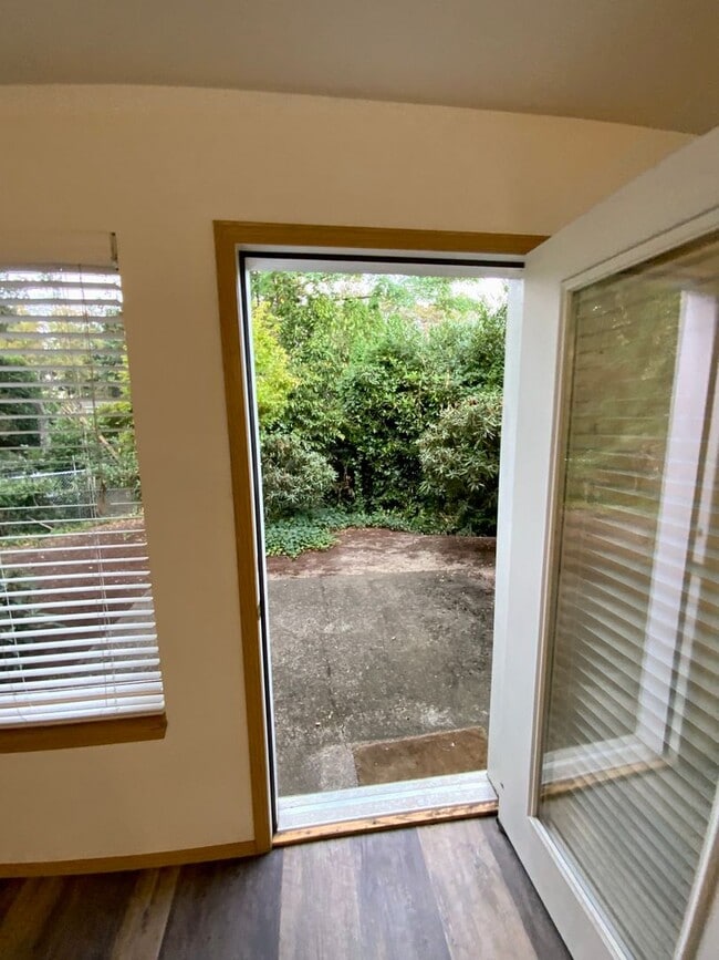 Building Photo - Large 2 Bedroom. 1.5 Bath Townhouse with G...