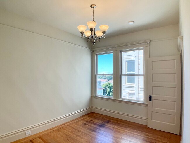 Building Photo - TOP FLOOR 4/2. In-Unit Laundry! Dishwasher...