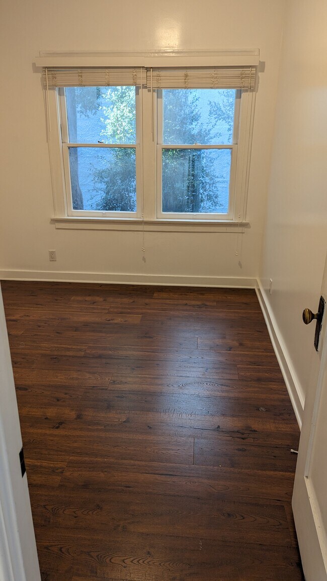 Building Photo - 158 S Sycamore Ave