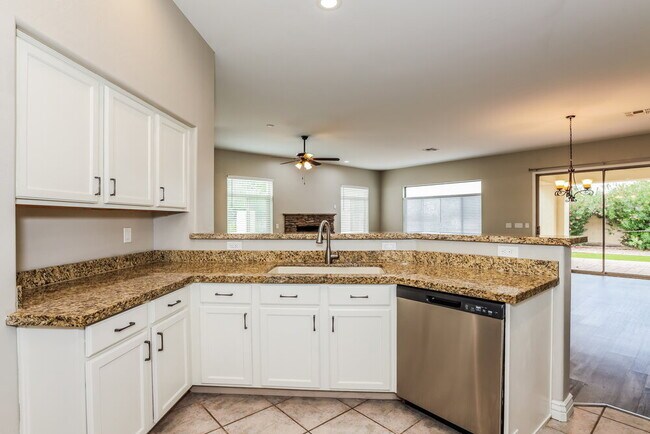 Building Photo - 2102 E Fawn Dr