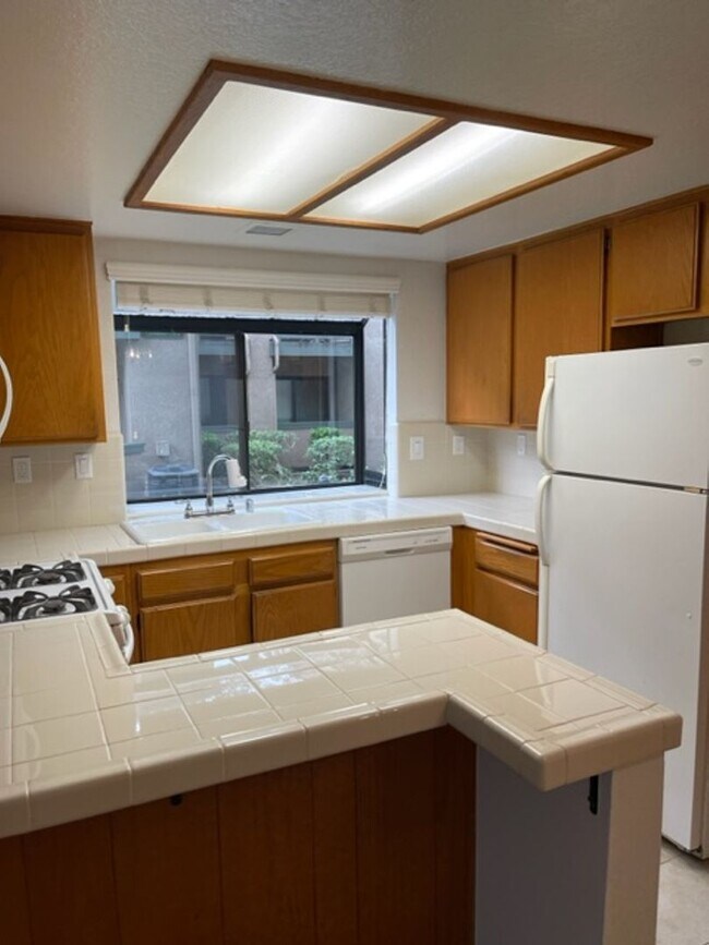 Building Photo - Large 2 Bedroom, 2 Bath Condo with 2 Parki...