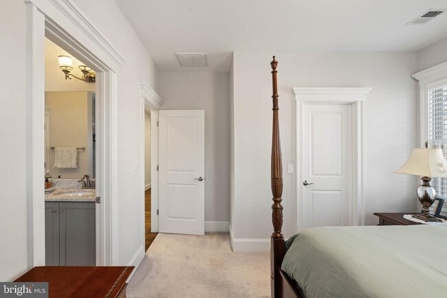 Building Photo - 1604 Colonial Ln