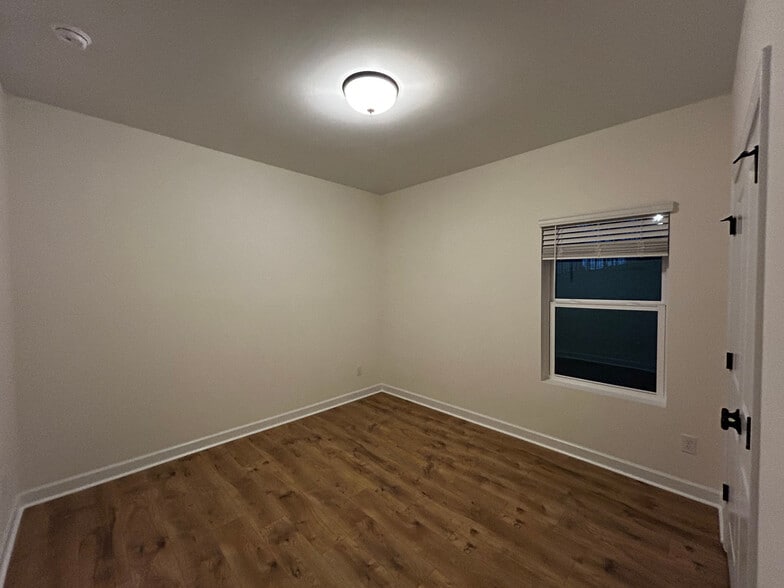 Building Photo - Room in House on Dimaggio Dr