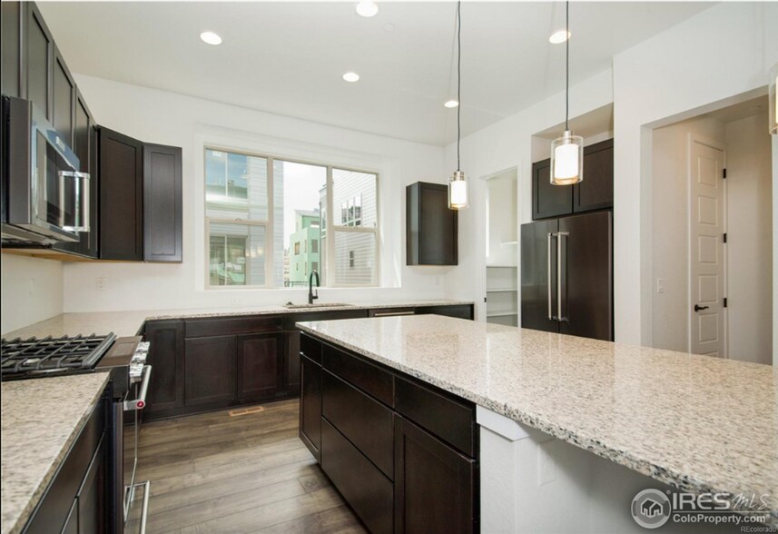 Building Photo - 523 Primrose Ln