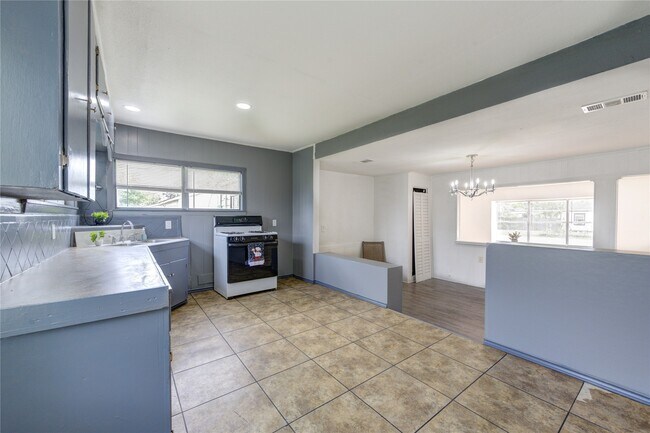 Building Photo - 2205 Kingsdale Dr