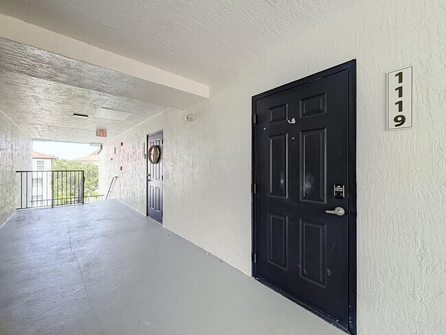 Building Photo - 1119 Villa Cir