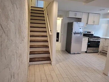 EntrY and Kitchen - 3082 Norcott Dr