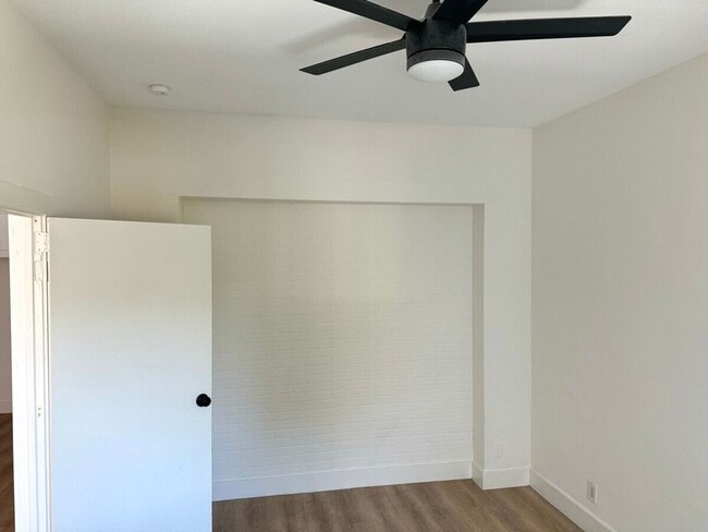 Building Photo - 4 Bed 2 Bath in Echo Park with Back Patio