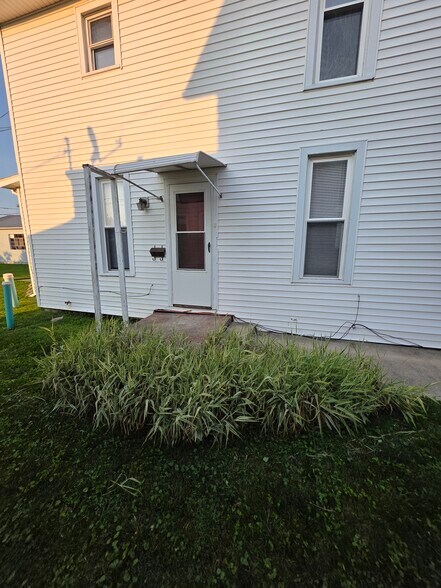 Top Unit Entrance - 122 W Broadway St