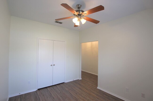 Building Photo - Beautifully updated 3 bedroom 2 bath home ...
