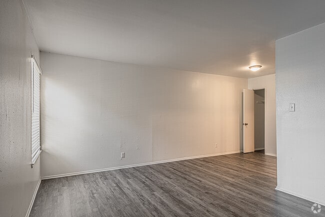 2BR, 1BA - 869SF - Living Room/Dining Room - Summerstone