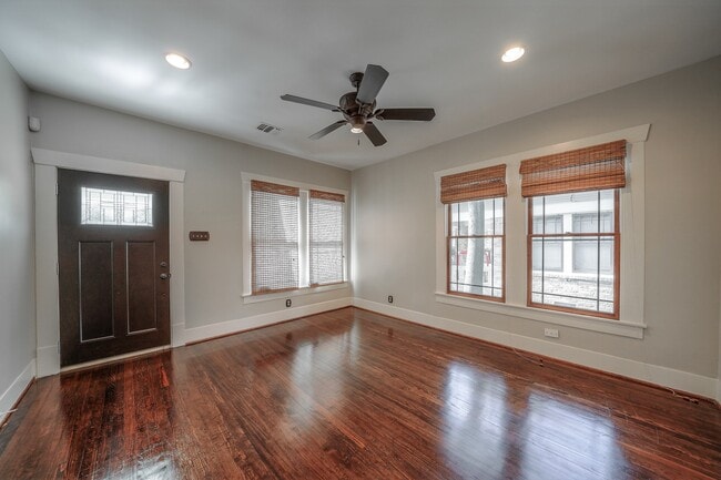 Building Photo - 1123 E 7th St