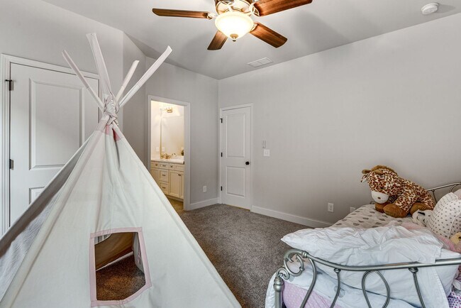 Building Photo - 6275 Bellmoore Park Ln