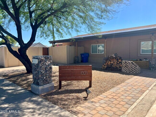 Primary Photo - 1321 E Weldon Ave