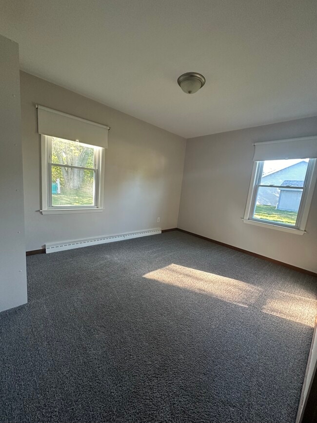 Building Photo - 375 Parklawn Dr