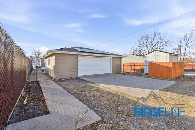 Building Photo - Immaculately Cared for Remodeled East End home