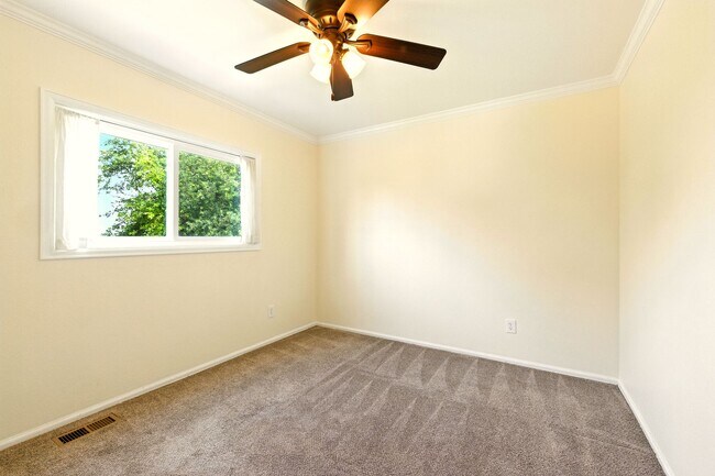 Building Photo - Tri-Level 3 Bedroom 2 Bath Large Backyard ...