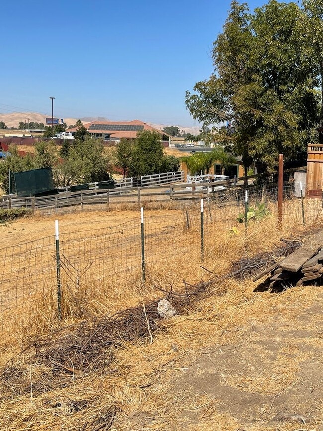 Building Photo - 5-Bedroom, 3-Bathroom Home for Rent on 1-A...