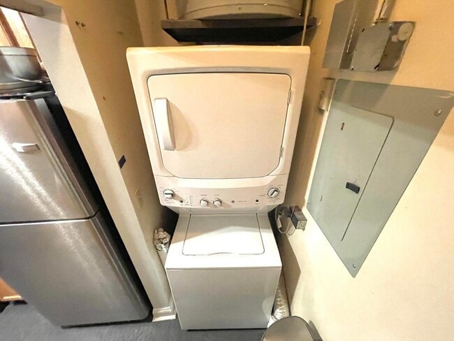 Building Photo - 234 N Broadway