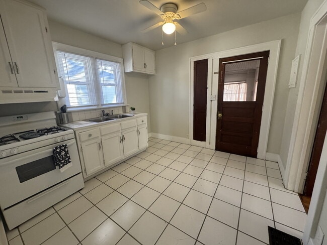 Building Photo - Charming 2 Bed | 1 Bath | Move-In Ready!