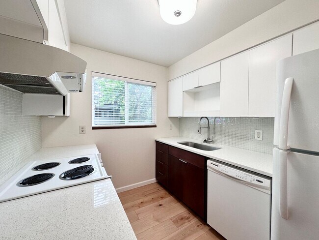 Building Photo - Lake Oswego Condo 2 Bed 1 Bath!