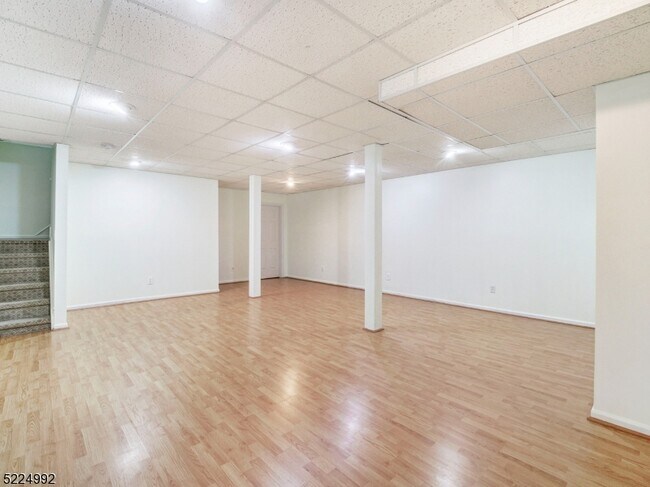 Building Photo - 402 Marten Rd