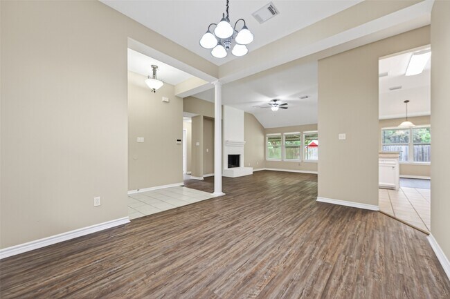 Building Photo - 11655 Lakeview Manor Dr