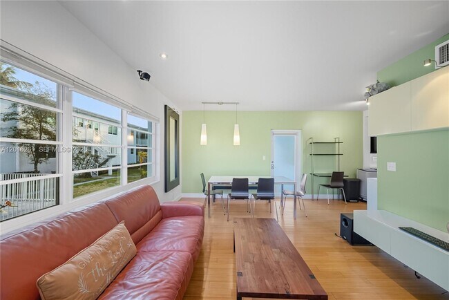 Building Photo - 7207 Bay Dr