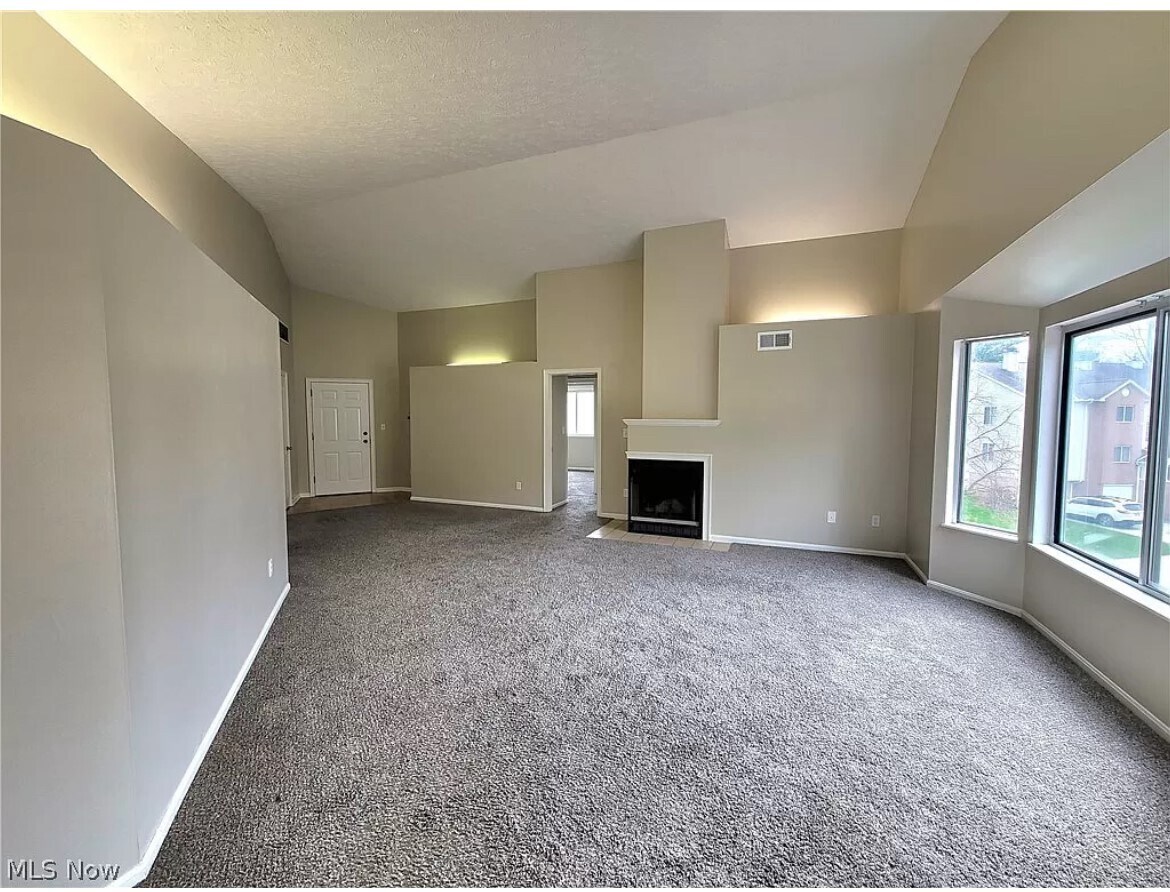 Building Photo - 355 Village Pointe Dr