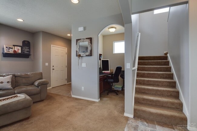 Building Photo - Move in ready home located on the SW side ...
