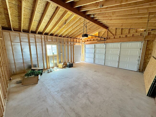Building Photo - 2 bed w/REFRIG A/C and HUGE finished basem...
