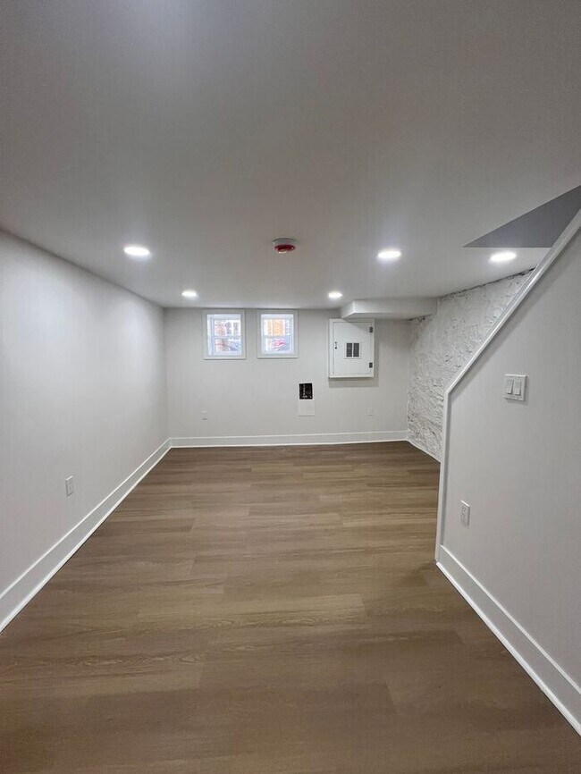 Building Photo - 3 bedrooms 2 bathrooms, 21218