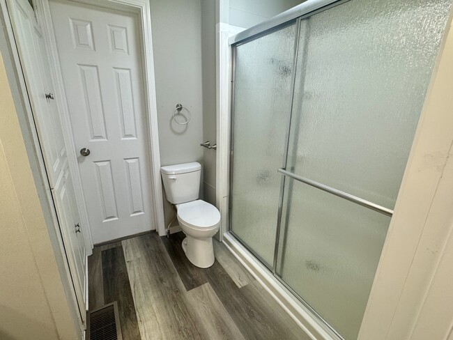 Building Photo - 913 N Morrison St