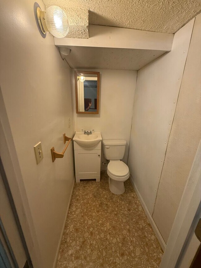 Building Photo - Cloverport Neighborhood! Dixie close to Wa...