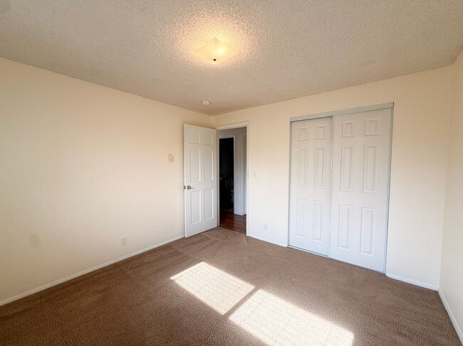 Building Photo - 1593 Skyline Way S