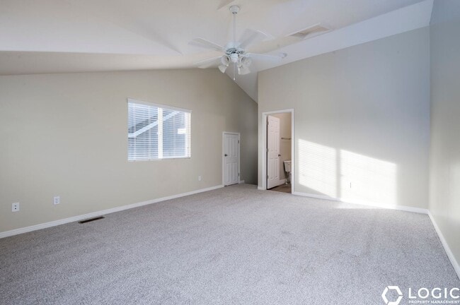 Building Photo - Spacious Row End Townhome in Amazing Locat...