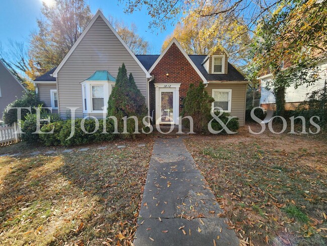 Primary Photo - Charming Upstairs Duplex Near Downtown Win...
