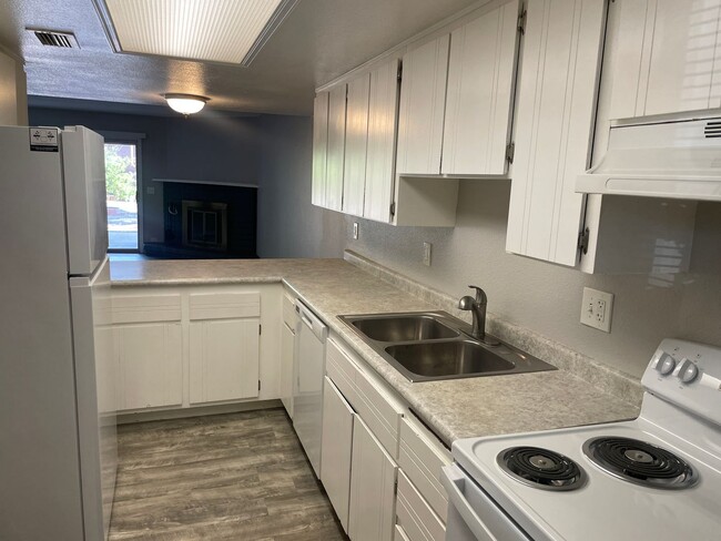 Building Photo - TOWNHOME - VILLAGE OF OAK CREEK - RED ROCK...