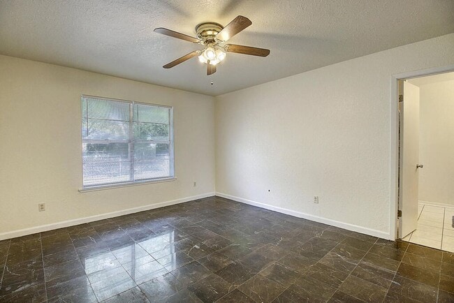 Building Photo - 2202 Saxony Dr