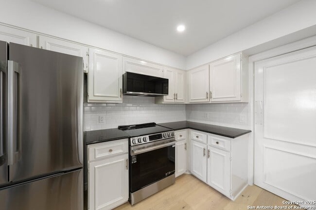 Building Photo - 7815 Broadway St