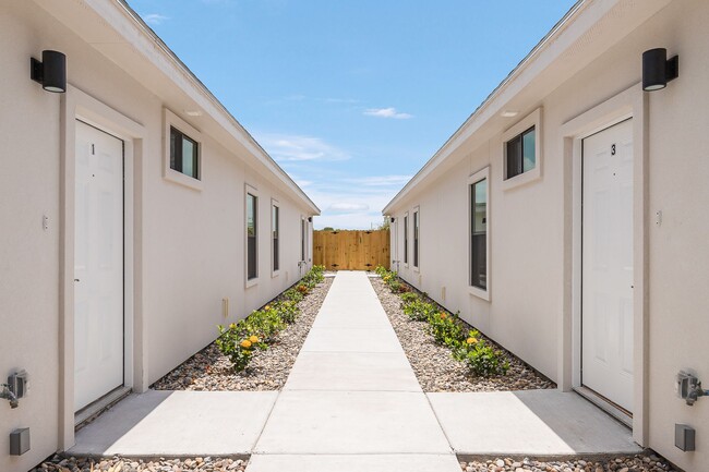 Building Photo - 2014 Summerland Ln