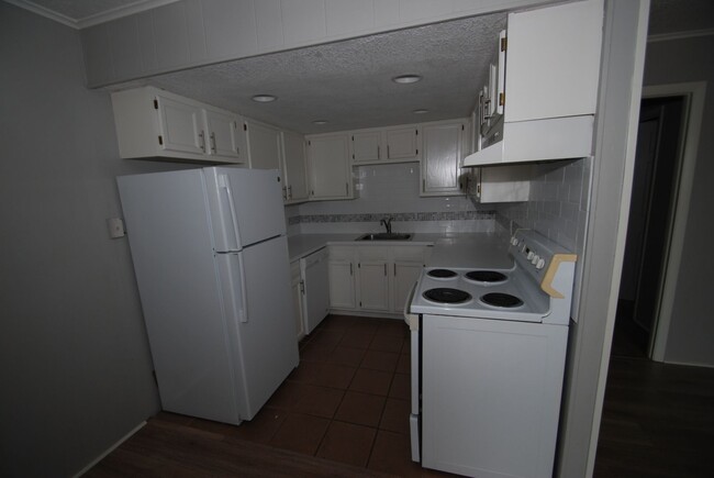 Building Photo - Charming 2 Bedroom close to the beach avai...