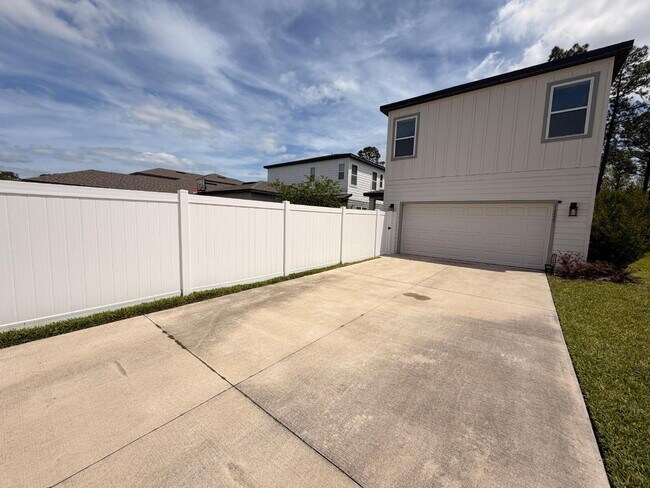 Building Photo - "Spacious 3-Bedroom Retreat in Winter Garden - 5520 Sq Ft of Comfort!"