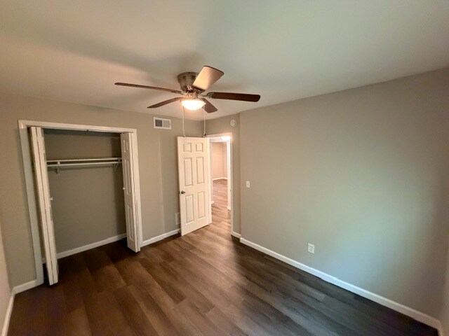 Building Photo - Room in Apartment on Gresham Park Dr