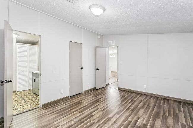 Building Photo - 223 Ajax Dr NW